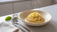 Spaghetti all’acqua di limone: cremosi senza panna, profumo d’estate