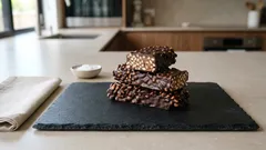 Barrette al cioccolato e riso soffiato: croccanti, senza latticini e facili da tagliare